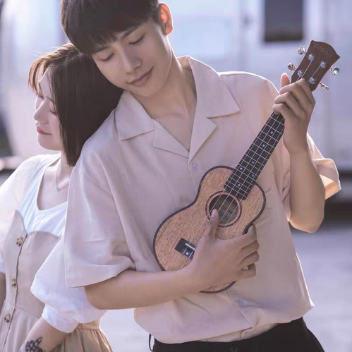 轻旅拍，风格任选择，定制服务，底片全送，4套衣服