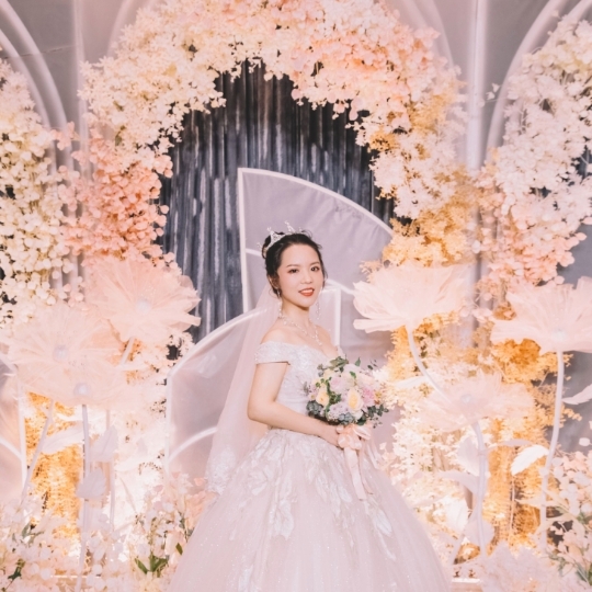 从出嫁礼服婚纱试妆一手打造的新娘