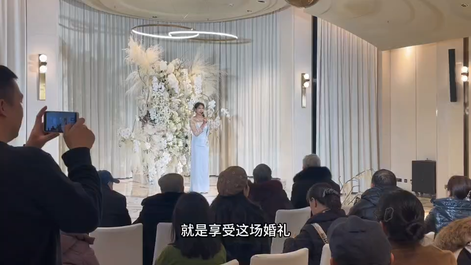 婚禮開(kāi)場(chǎng)的溫馨時(shí)刻