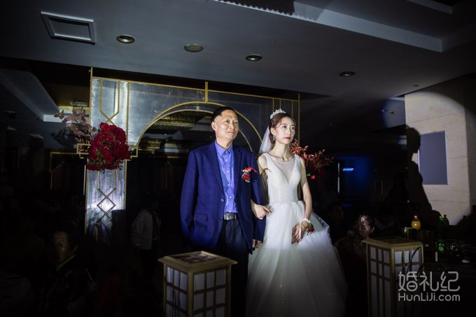 非红敬酒服就不美？雾霾蓝晚礼服显瘦吸睛像公主！