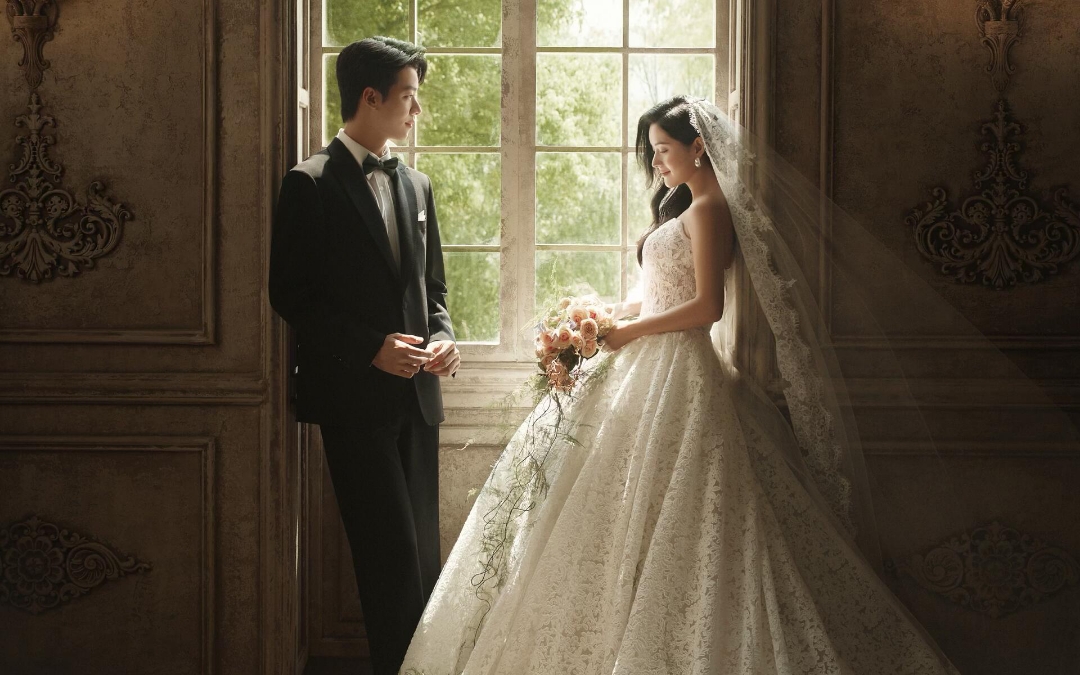 美到離譜！光影下的法式古堡婚紗照絕了 · ??