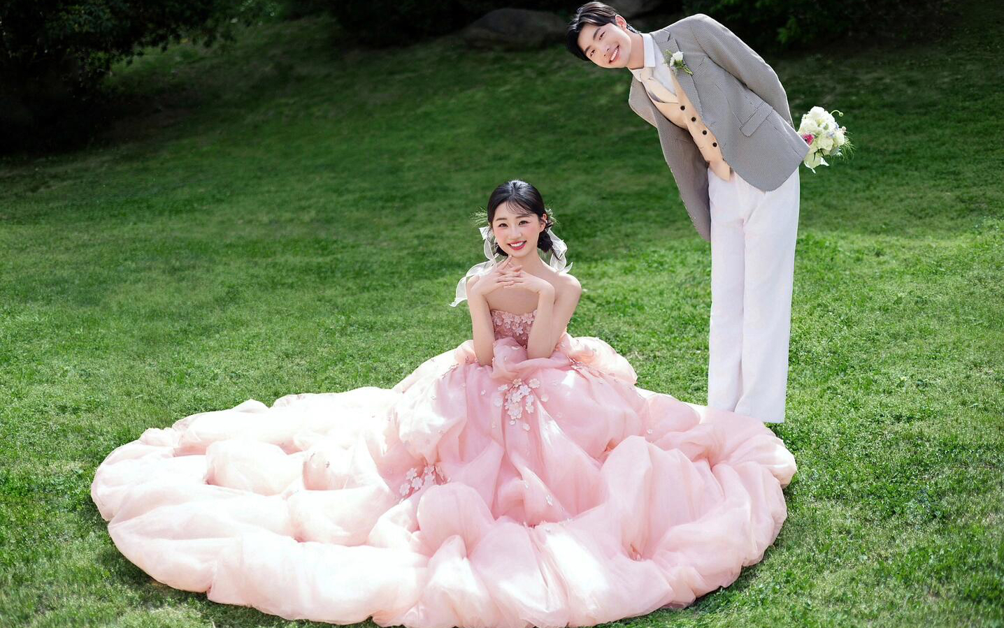 公主请拍 粉纱草坪婚纱美到少女心了