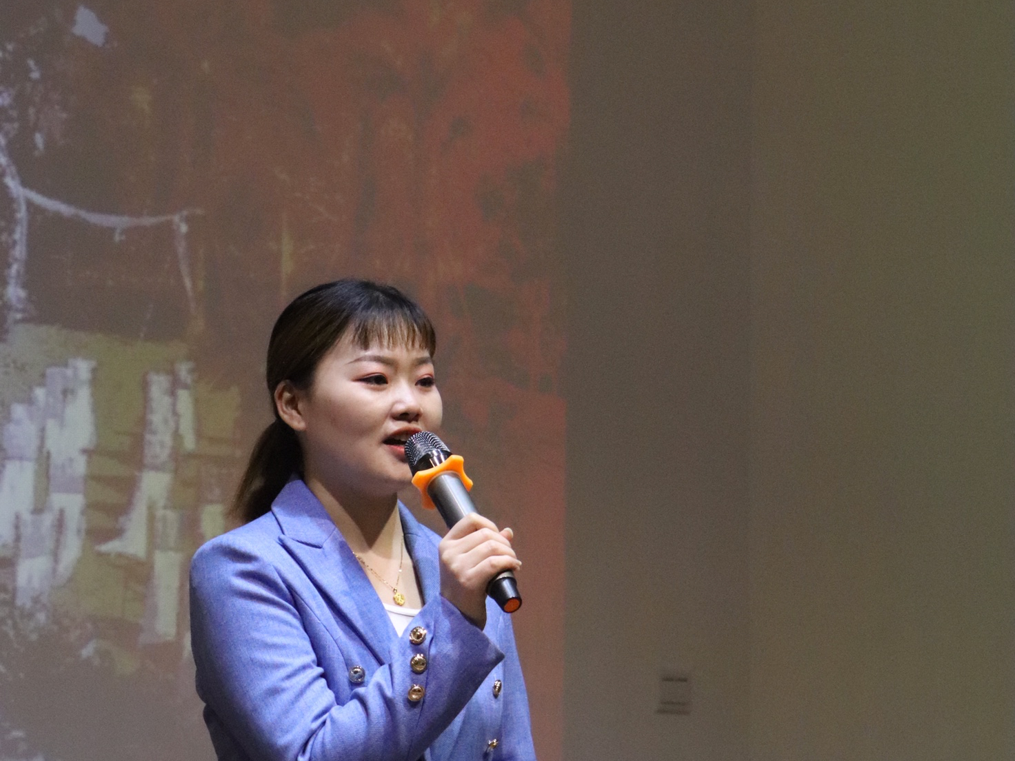 用温暖的声音讲述浪漫爱情故事