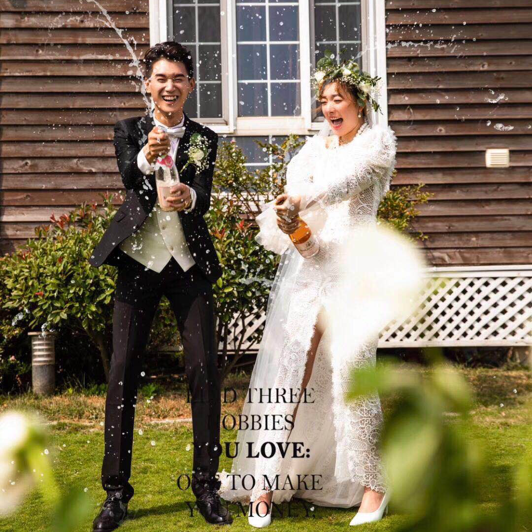 草坪纪实风婚纱拍摄新颖时尚