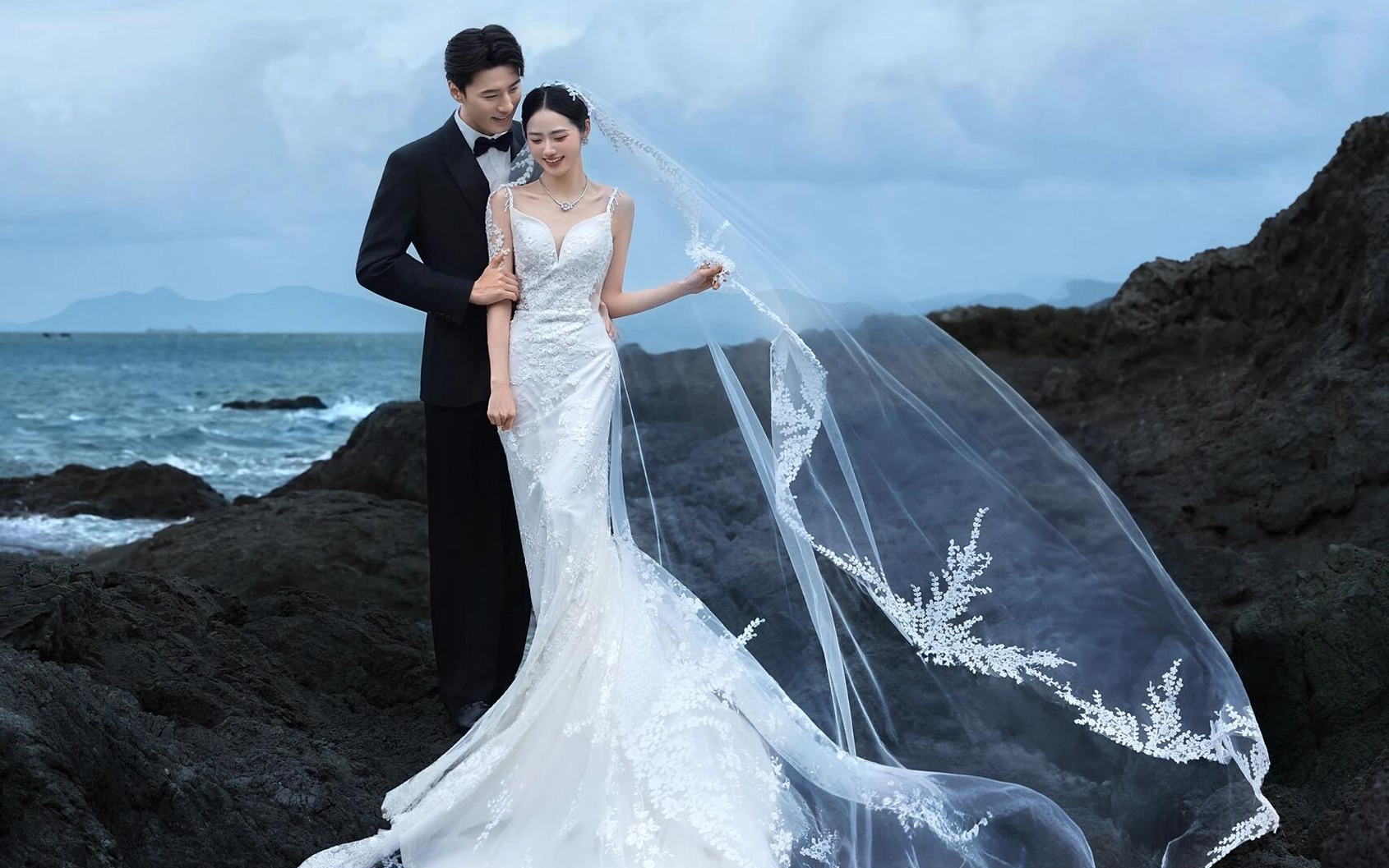 黑礁石海景婚纱照，果然还是中国人的喜爱