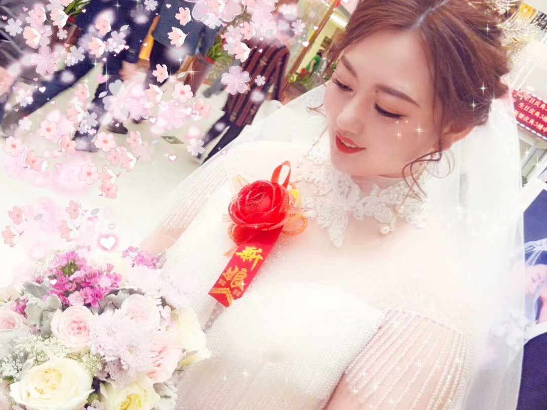 新娘当天跟妆，根据服装脸型设计您喜欢的发型