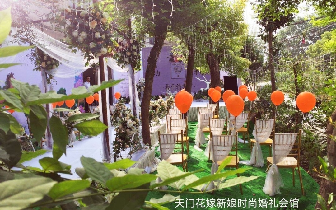 戶外婚禮  橙色氣球的點綴，配上空中閃爍的星燈
