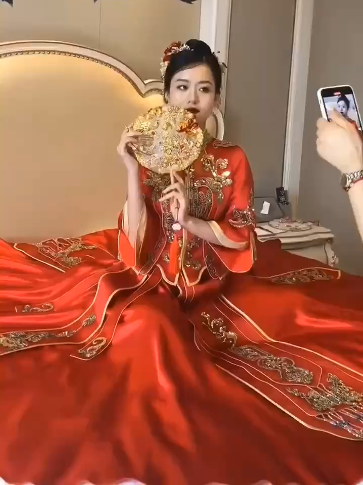白纱齐地秀禾敬酒服