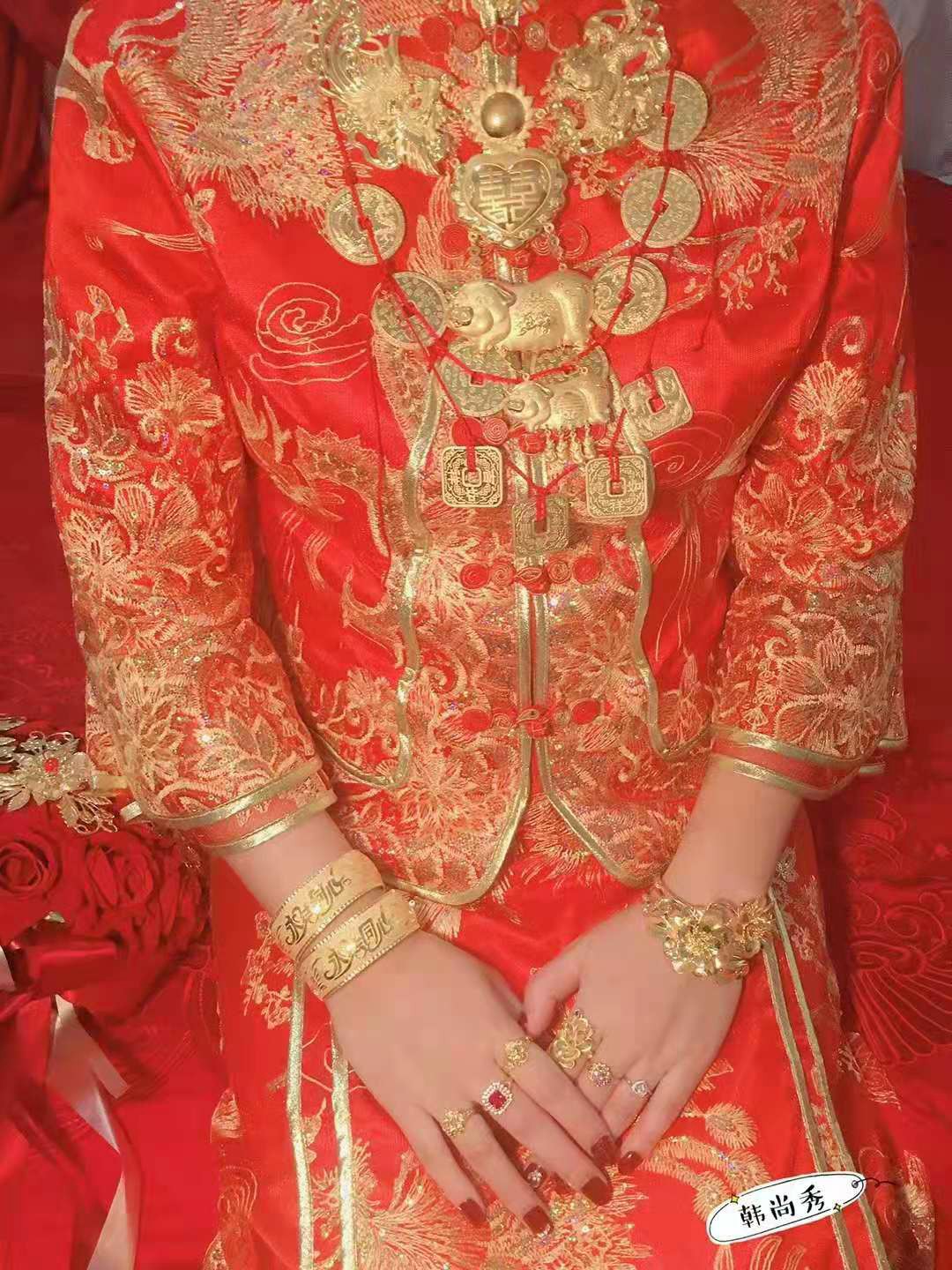 连结婚都不舍得买西装的傻子[鄙视]