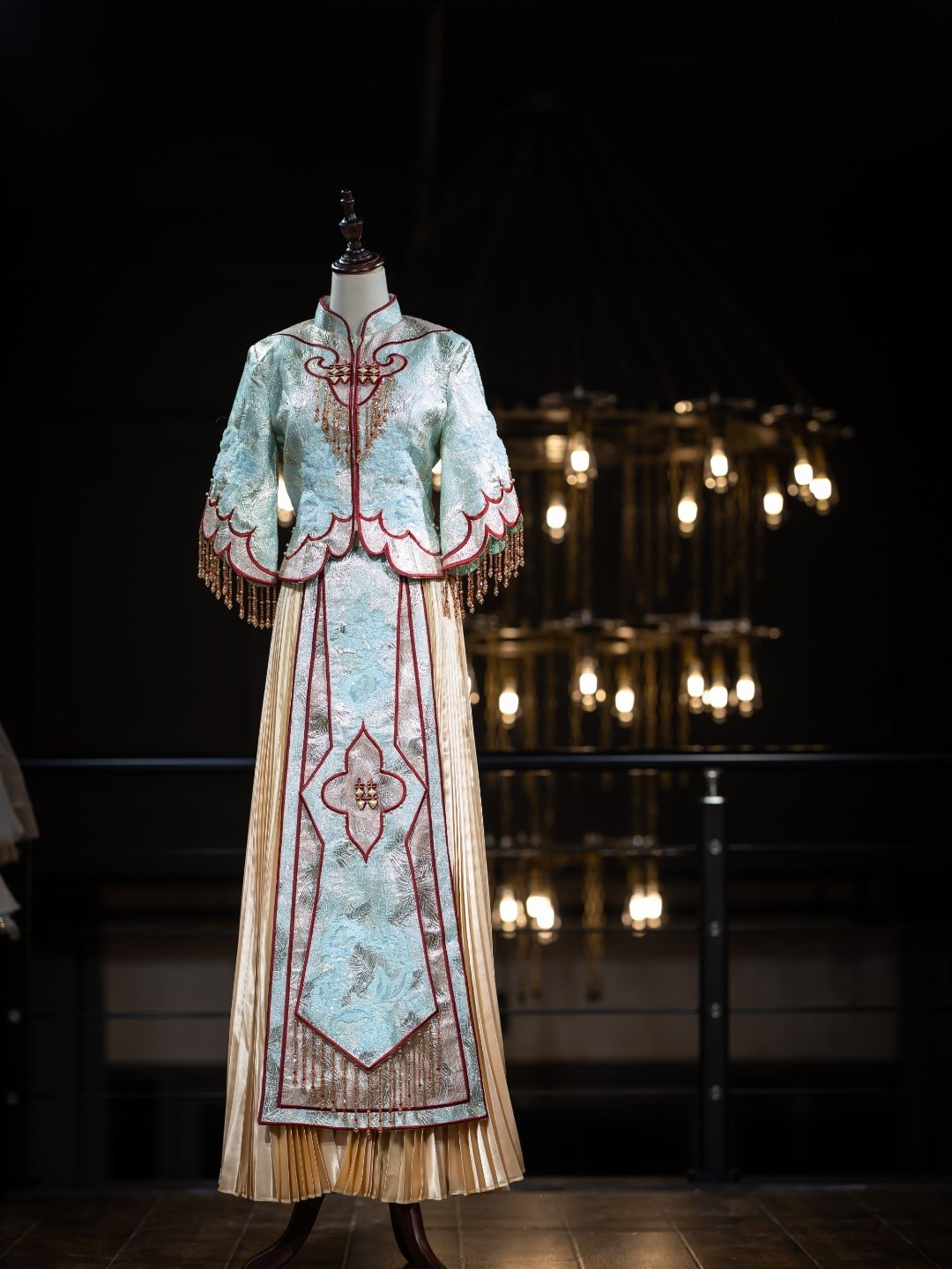 复古气质缎面简约大气拖尾主纱