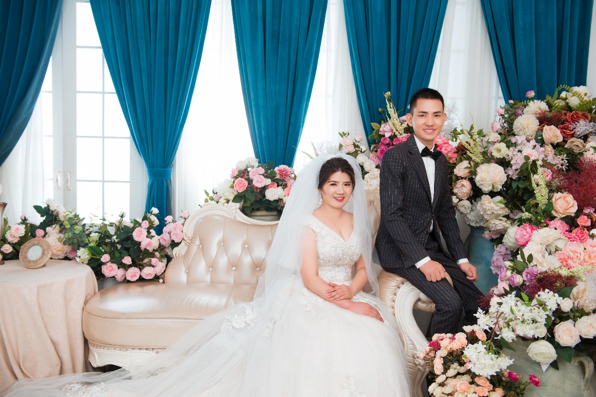 李波龙&安娜的婚礼邀请  我们将在09月28日举行婚礼诚挚邀请你