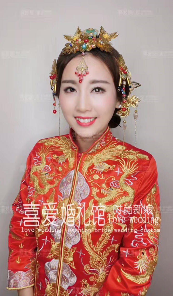 适合秀禾婚纱两用发型_婚纱秀禾服通用发型