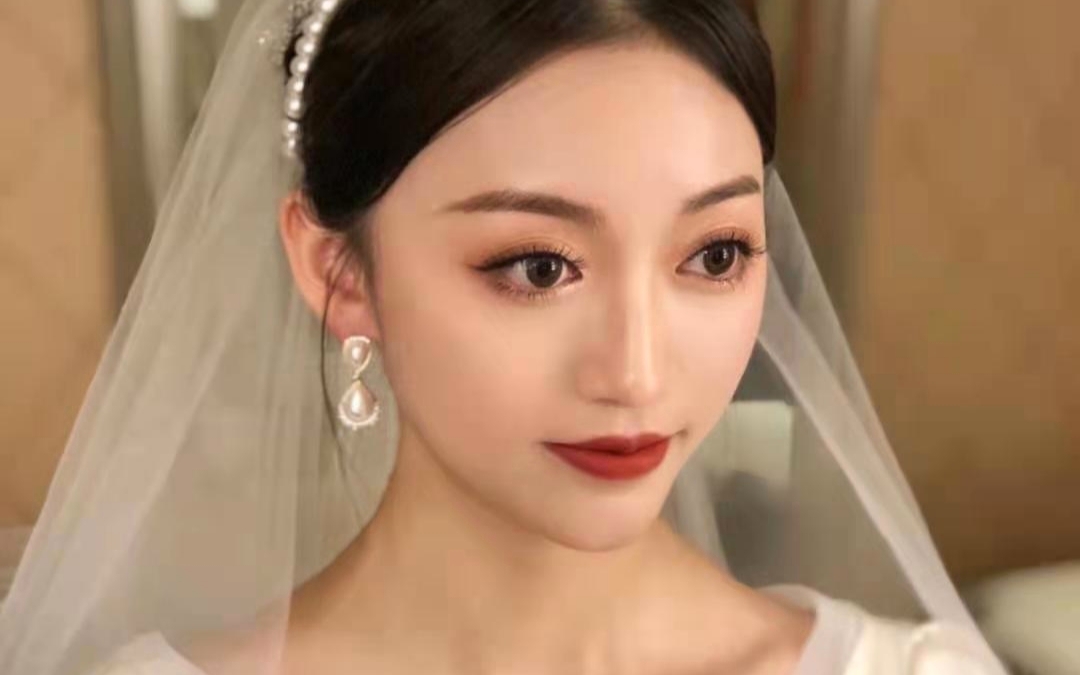 星级定制婚嫁缎面珍珠复古整体造型