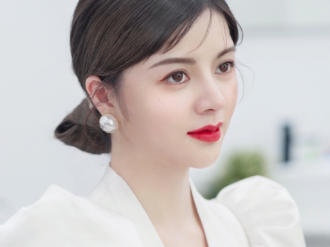 资深化妆师高清喷枪化妆+四套饰品