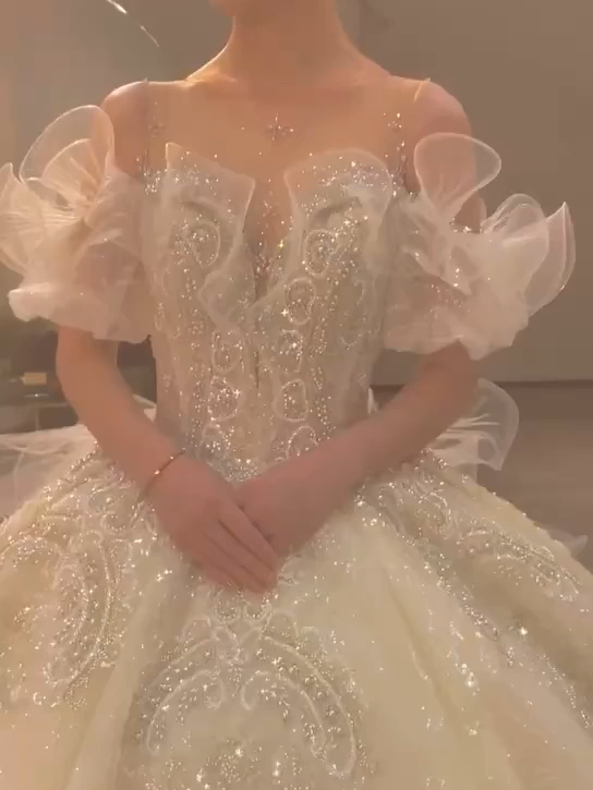 一款充满少女味道的婚纱