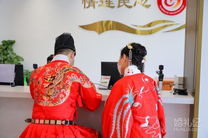 穿汉服拍登记照领证，❤️领证这么穿太酷了！