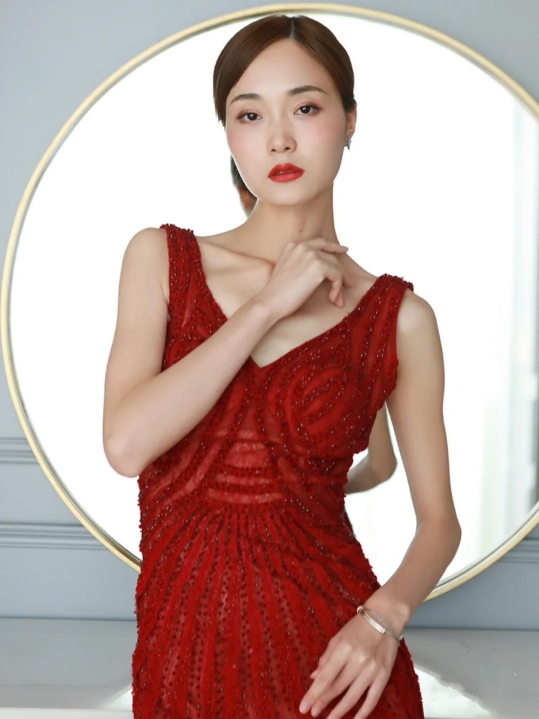 【露瑞婚纱】首席跟妆+镇店款拖尾婚纱五件套