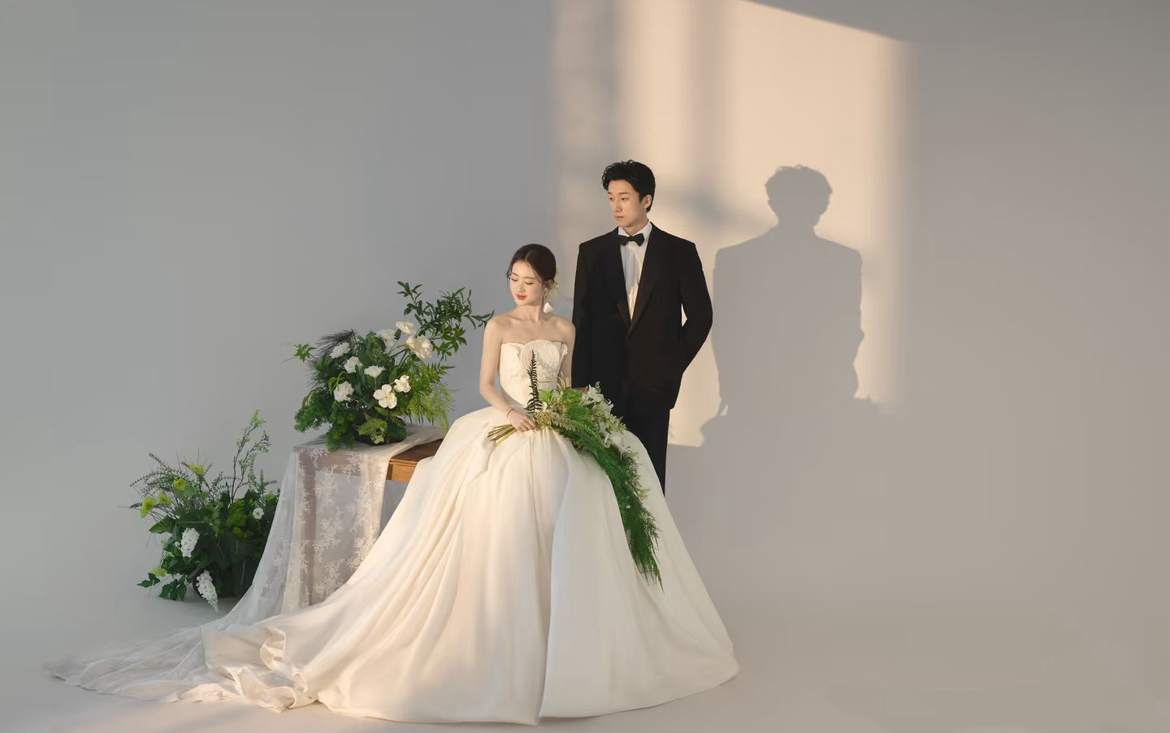 谁懂啊😭这组室内绿植光影婚纱照美到心颤！！ 
