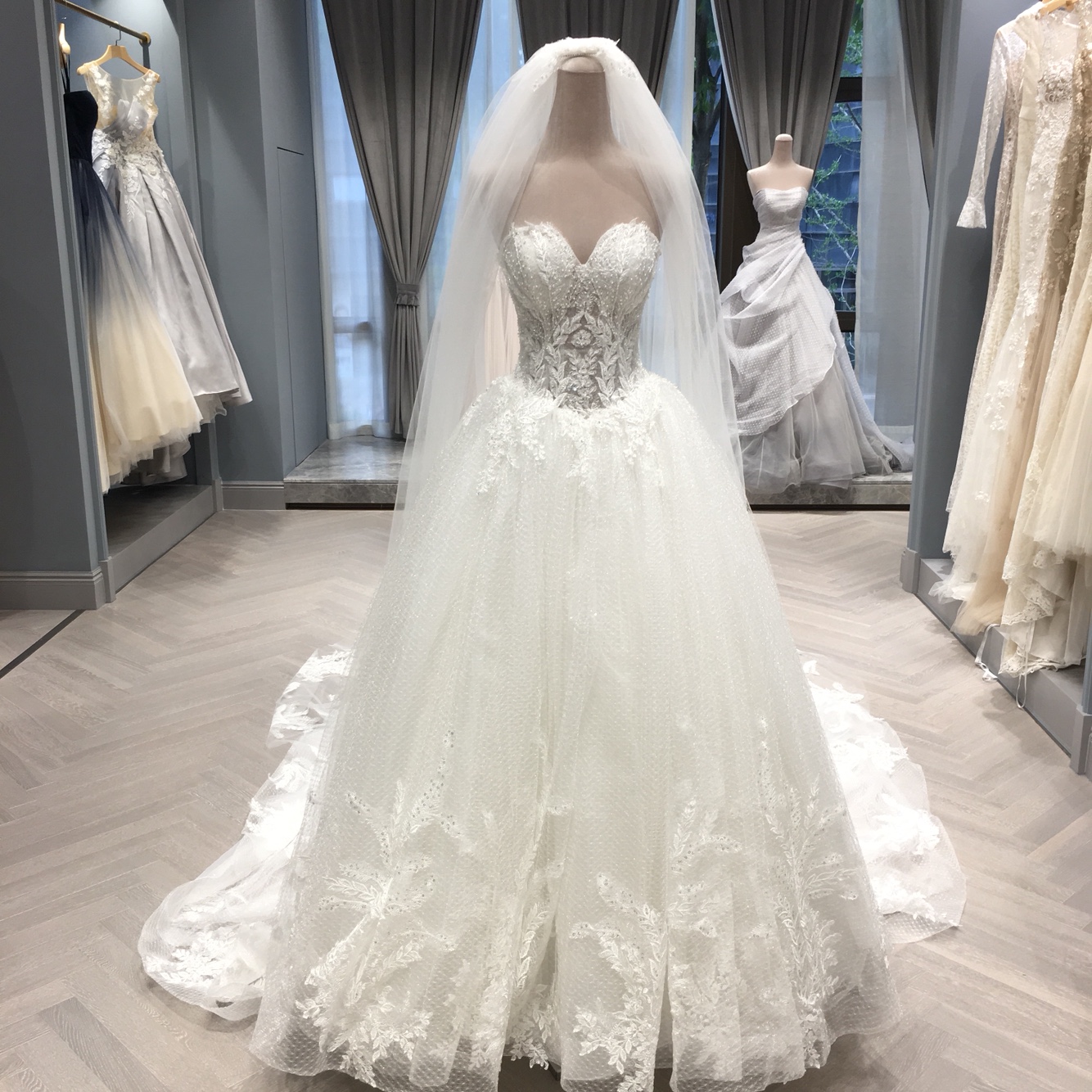 圣白婚纱_圣丹妮婚纱礼服图片