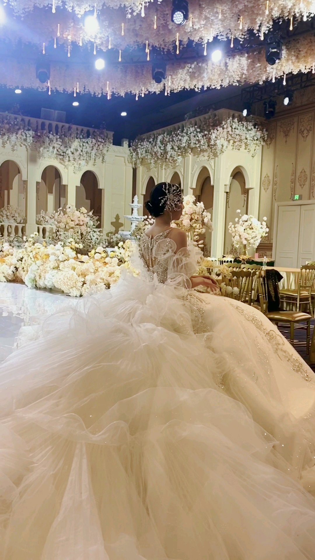 高定仪式大拖尾婚纱+出门服+敬酒服