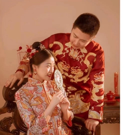 简单的发型搭配流苏饰品增加灵动的感觉
