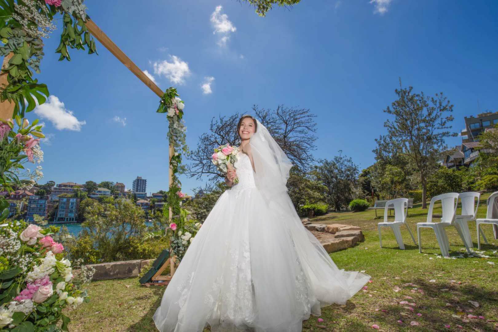 奥莉莎婚纱_德莉莎图片