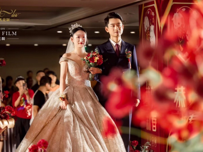 低层高小预算红色复古婚礼 