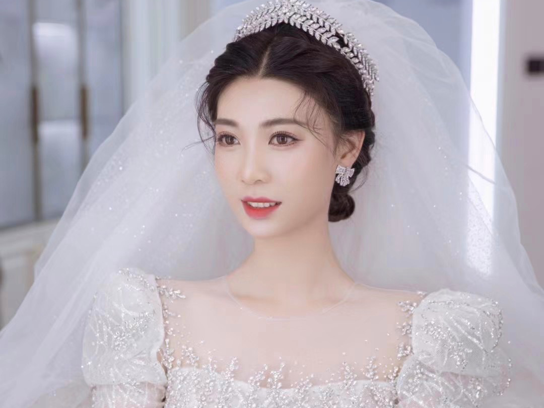   清透无痕减龄精致妆容