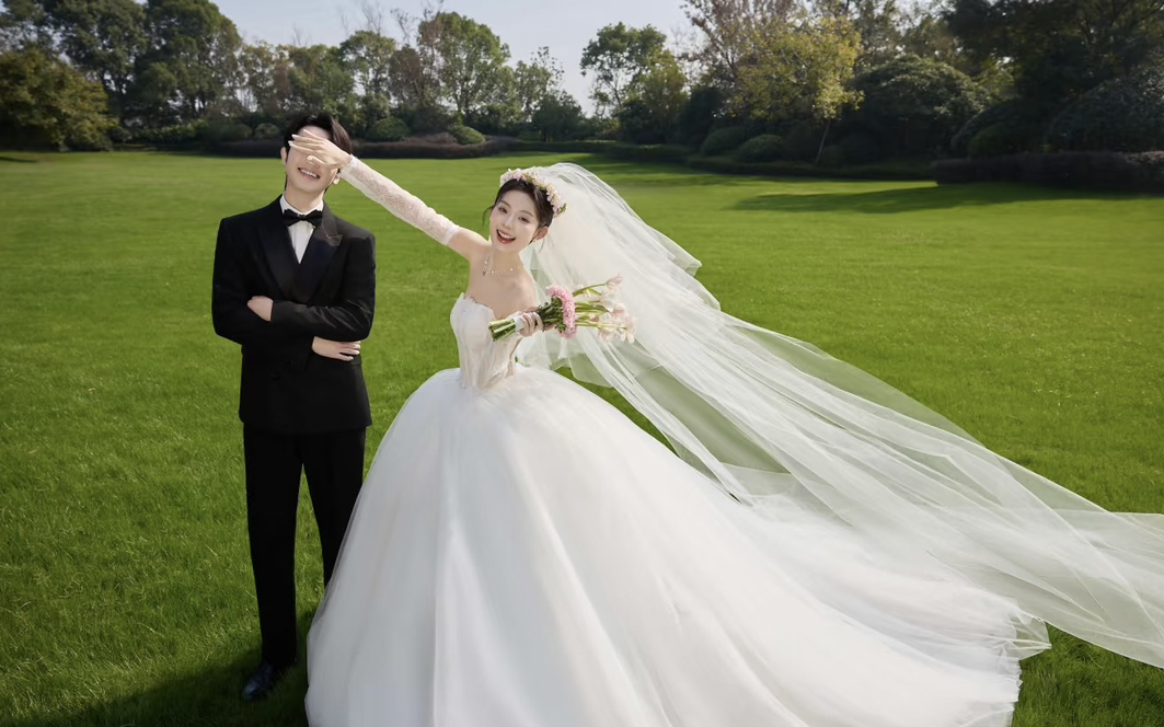 还得是草坪婚纱照✔总是会反复心动呀 