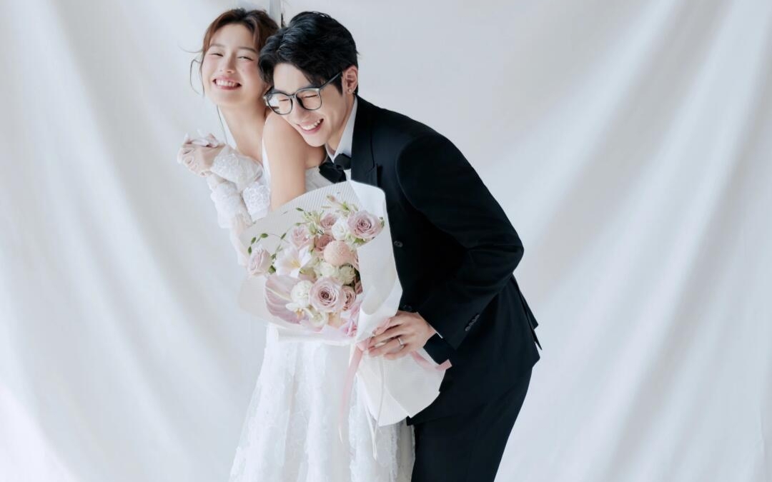穿上韩式高级婚纱，感受浪漫的氛围