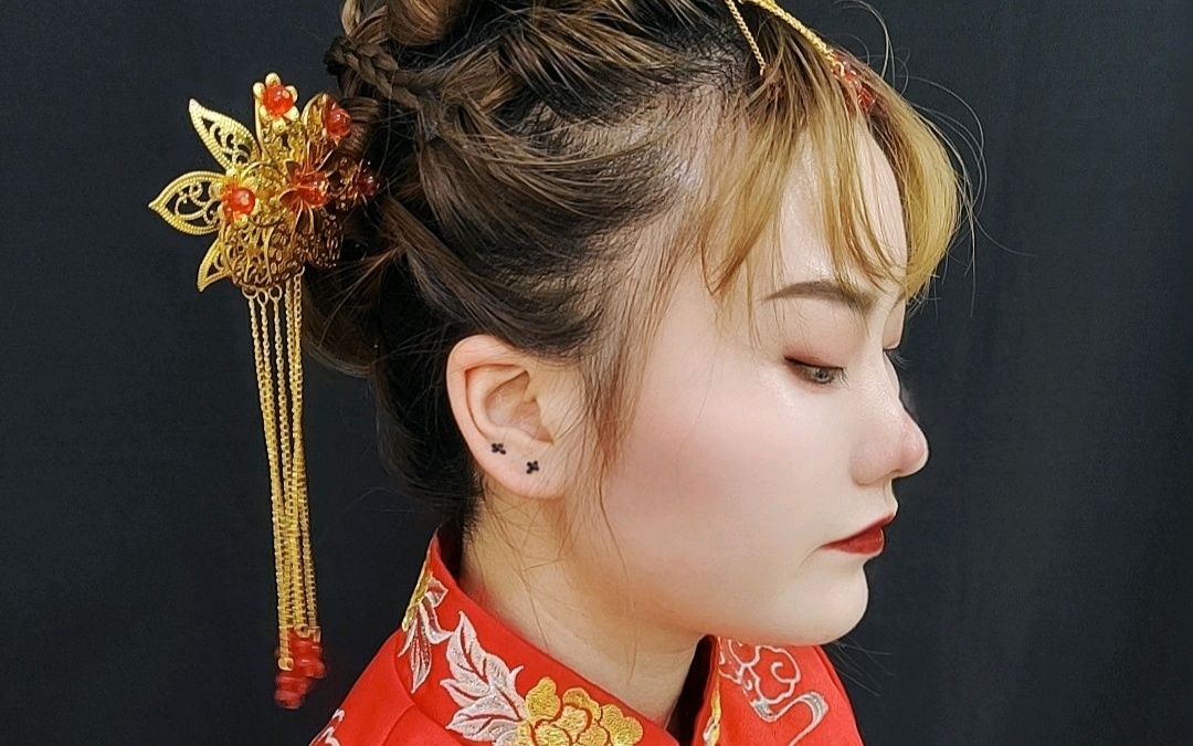 单眼皮新娘 中式妆照不一定要调成双眼皮 个性化美