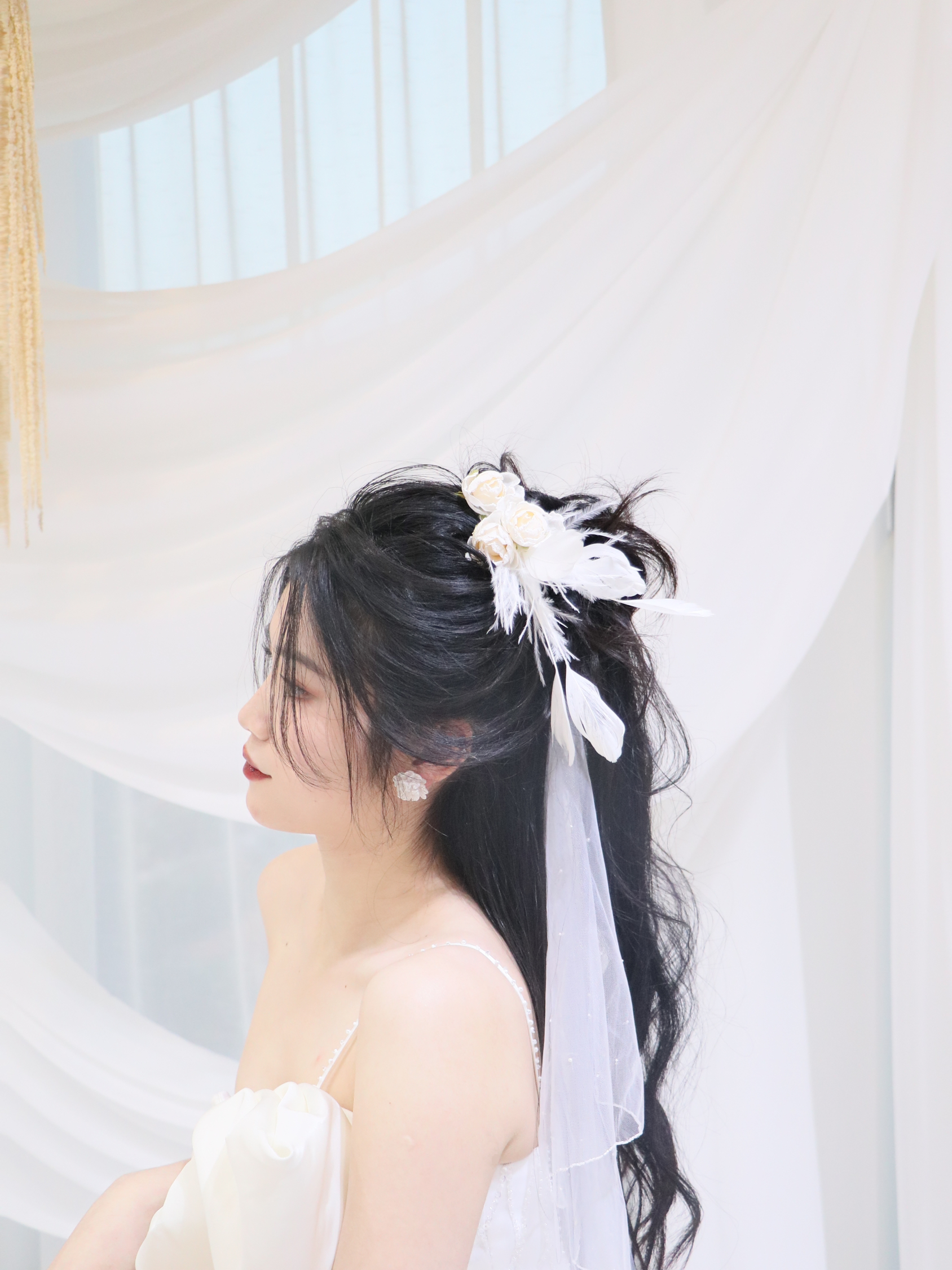 轻纱礼服浪漫抽丝半扎马尾造型