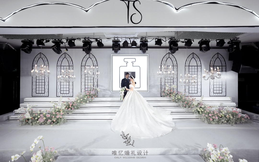简约黑白线条香奈儿风
为婚礼铺陈永恒而浪漫的格调