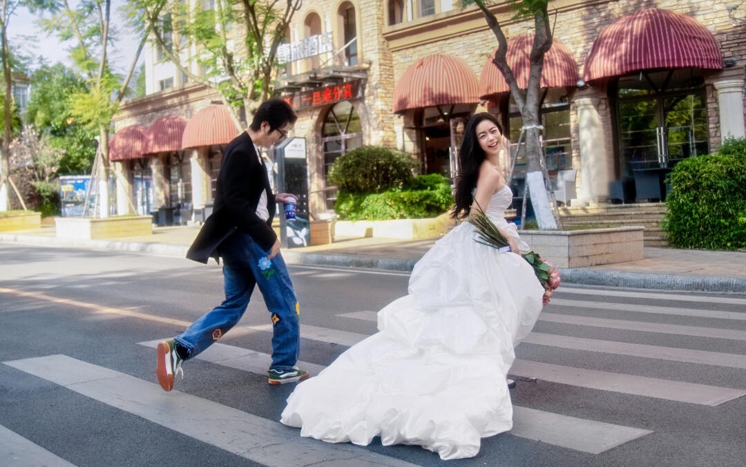 溢出屏幕的松弛感街拍婚紗照｜簡直不要太愛