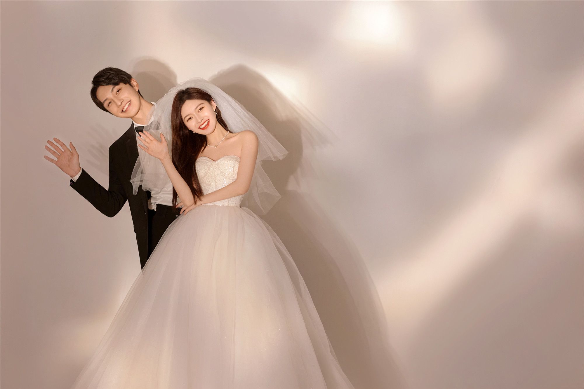 喜嫁风”首席团队4套服装“情绪松弛品牌创新婚纱照