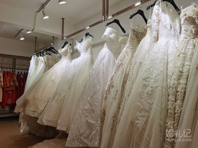 [吐舌]计划3000搞定的婚纱，定还是定喃？两件婚纱2选1