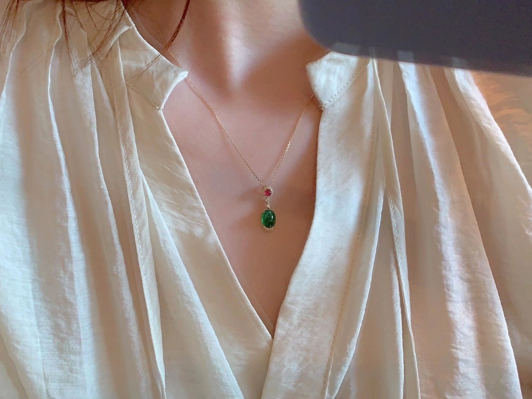 素面红宝祖母钻石吊坠颇有新意