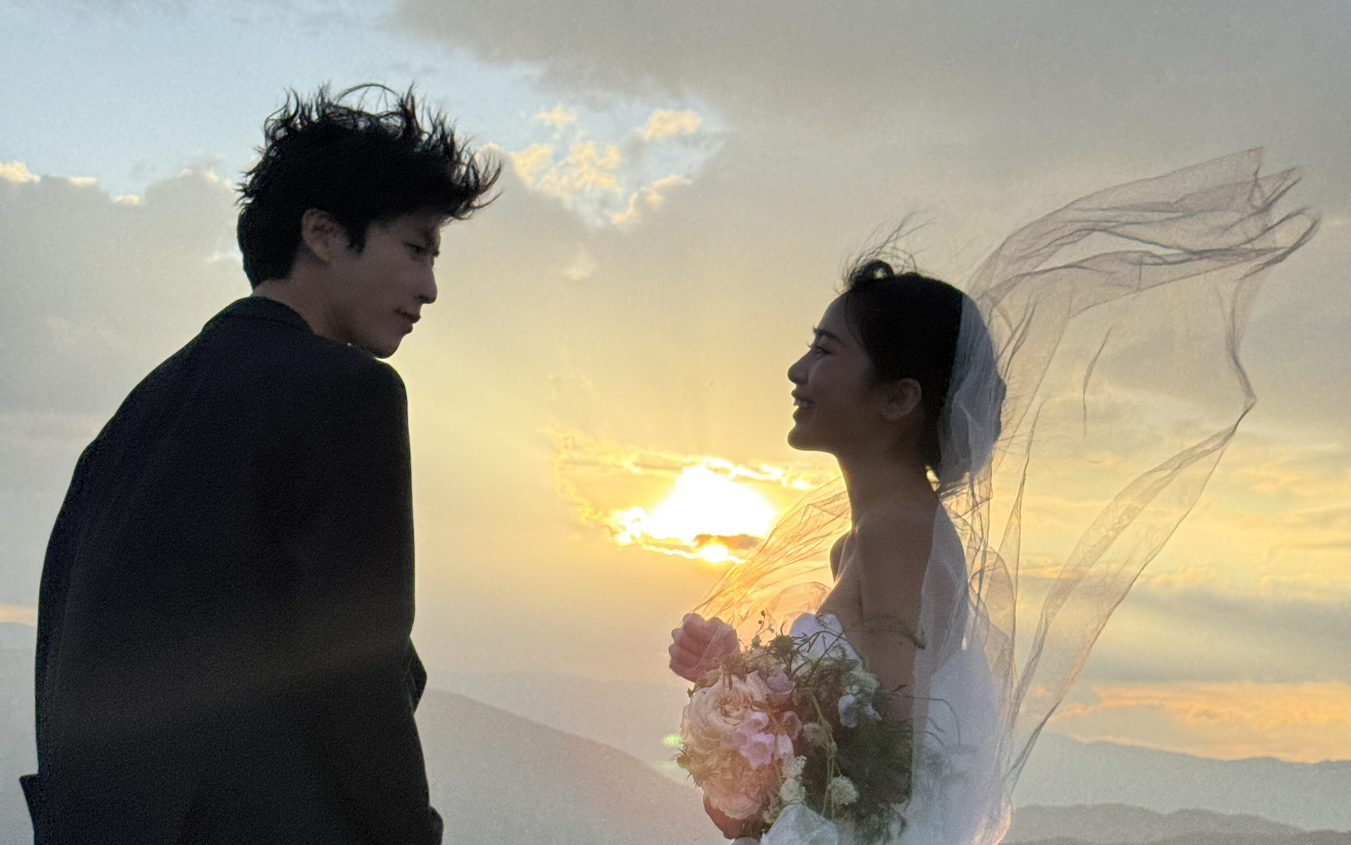 山顶婚礼夕阳下的浪漫
