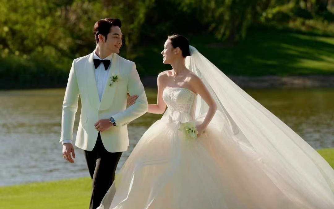 户外草坪唯美浪漫婚纱照
