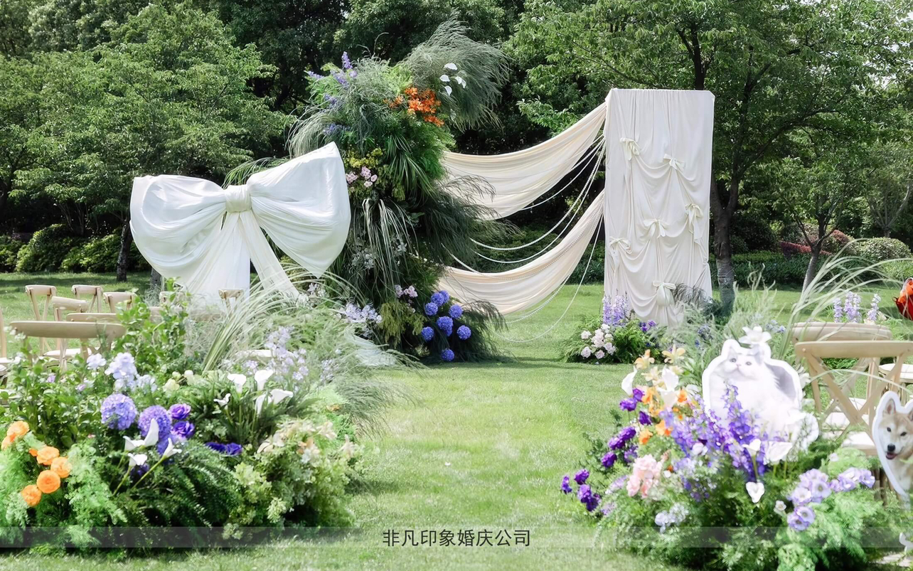 白色布幔蝴蝶结野生感户外草坪婚礼