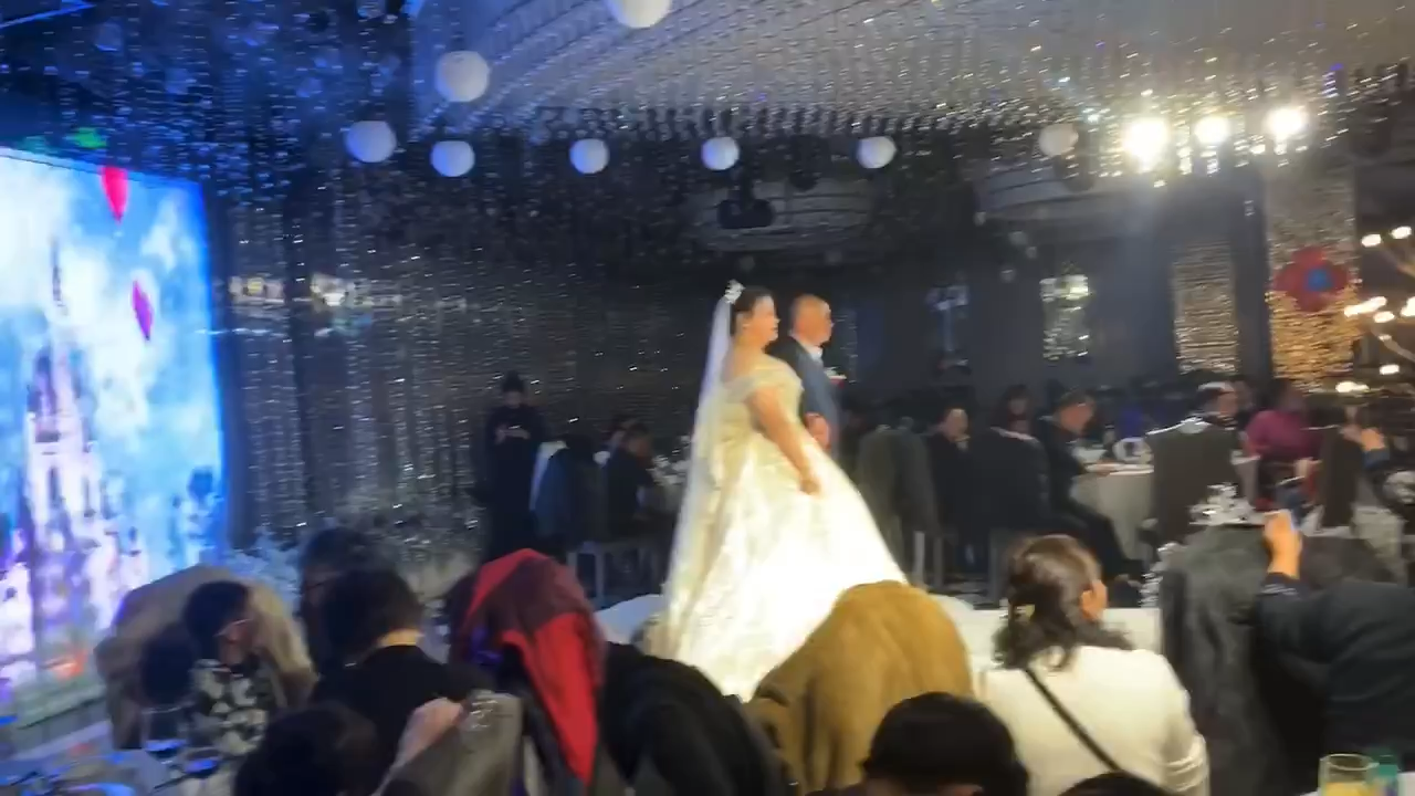 司仪小梅主持婚礼