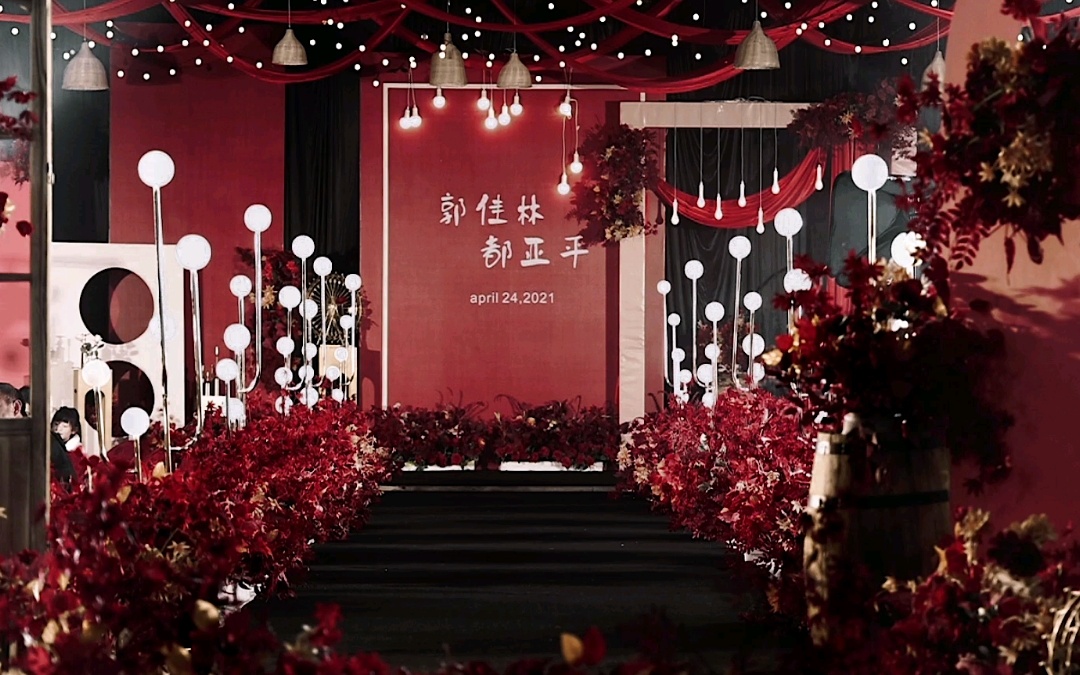 紅黑色婚禮現(xiàn)場泉水灣金色廳