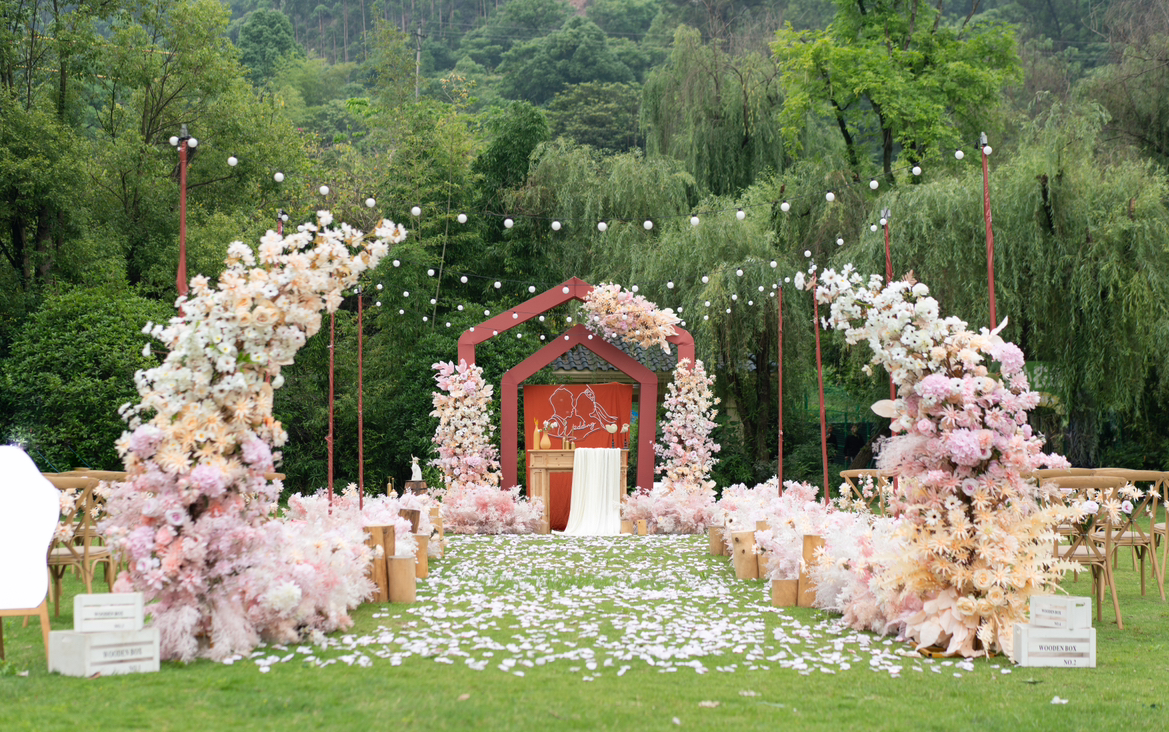 甜美粉色草坪婚礼布场一眼就心动