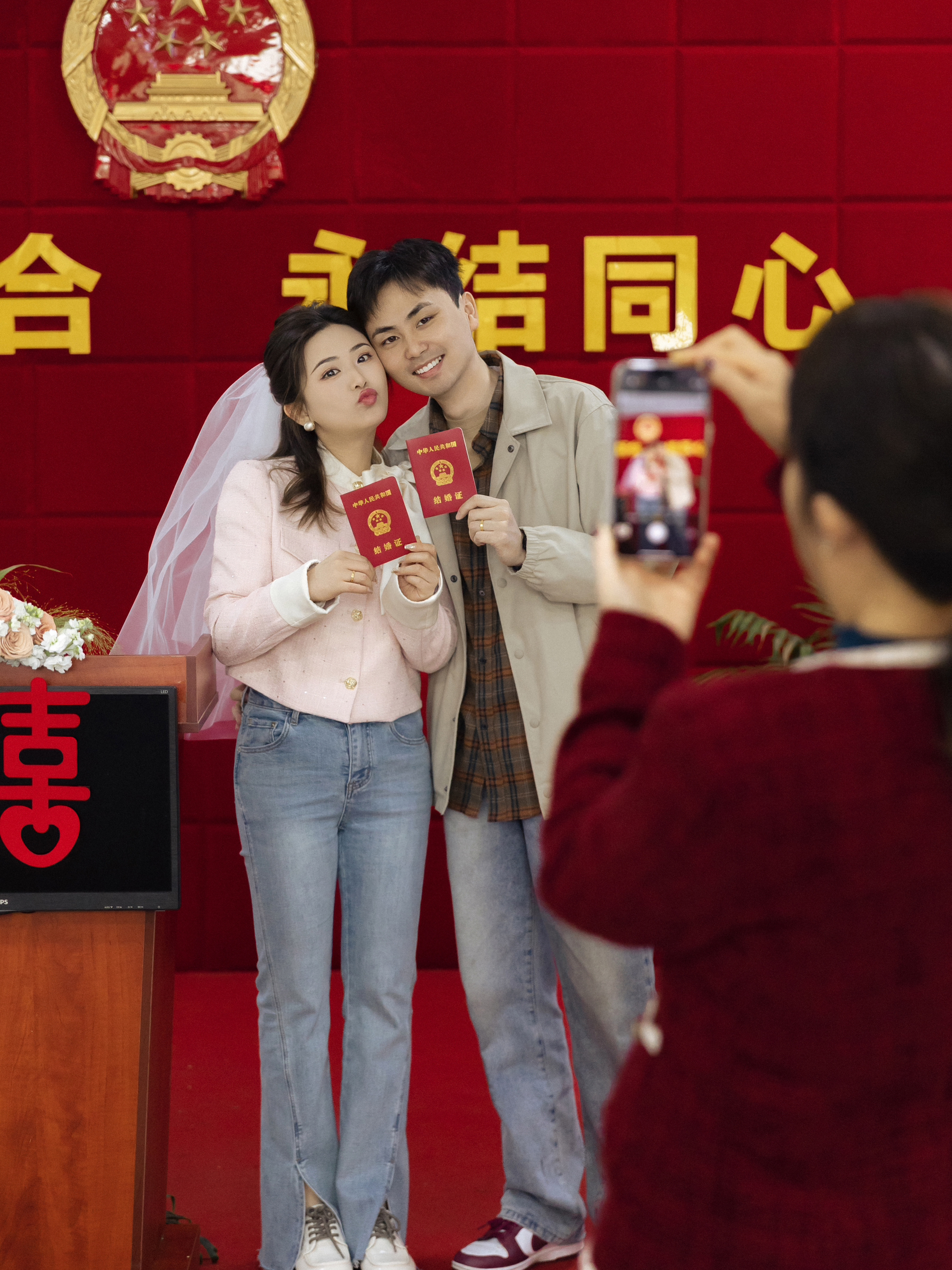 红本本上的名字，是你们对彼此的承诺