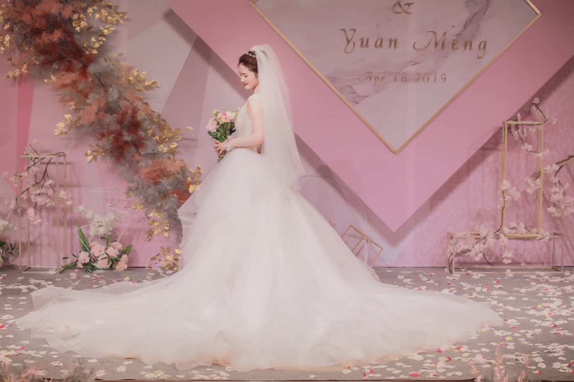 婚纱应该买还是租_小区车位买还是租划算(2)