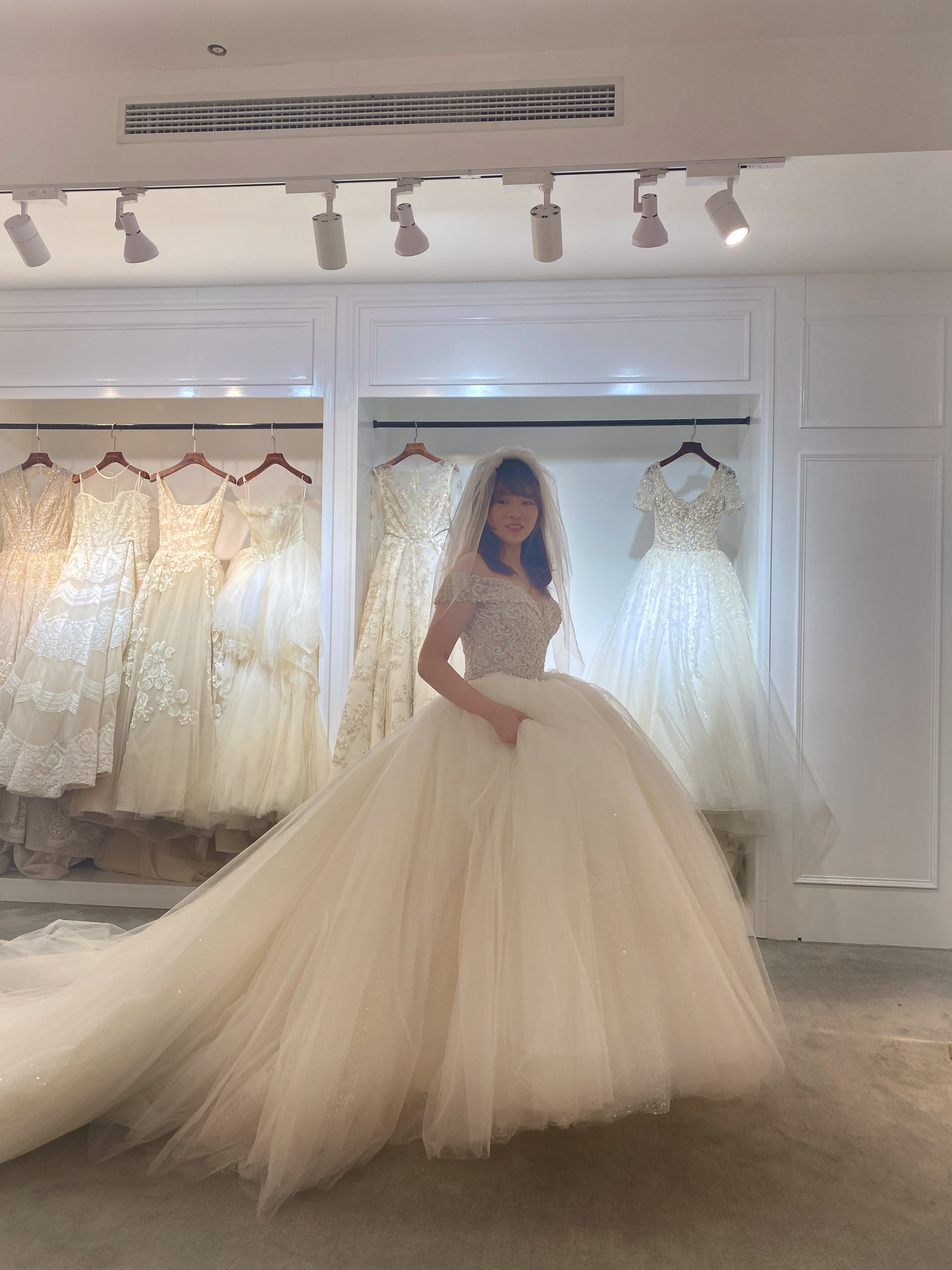 杭州试纱👰‍♀️第一家婚纱店，你们觉得可以定吗？