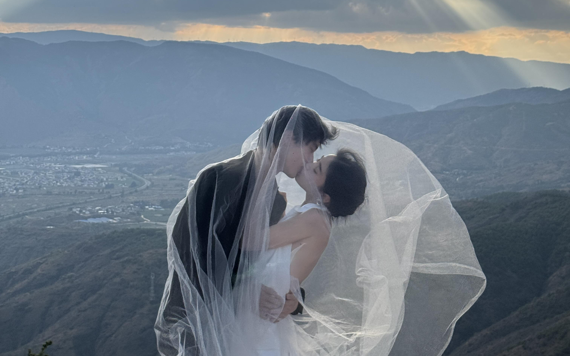 山頂風(fēng)景生命力婚紗照