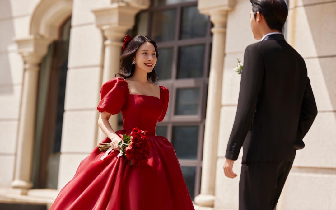 以浪漫童话故事为主题 红色礼服的优雅与城堡的浪漫