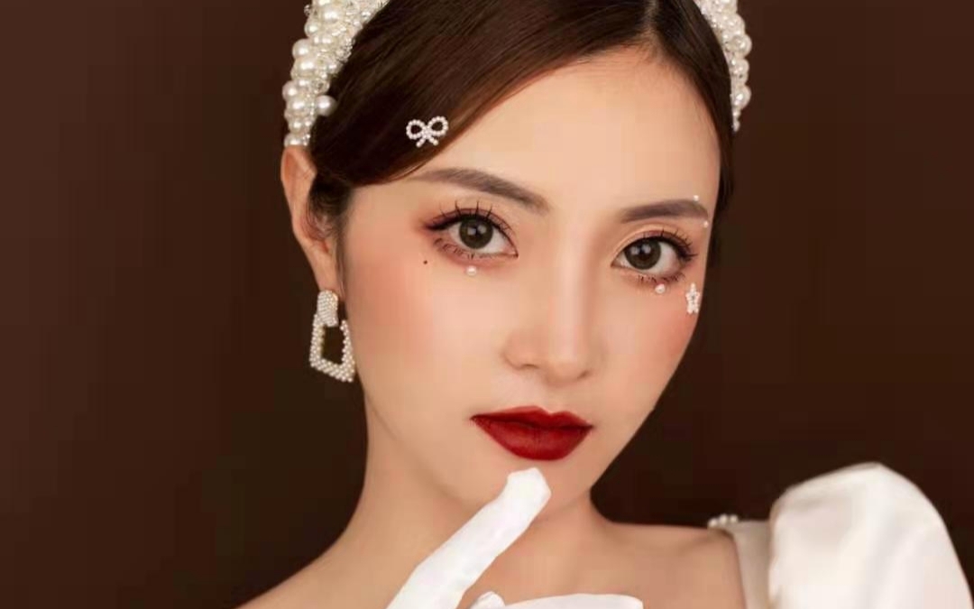 星级定制婚嫁缎面赫本复古整体造型