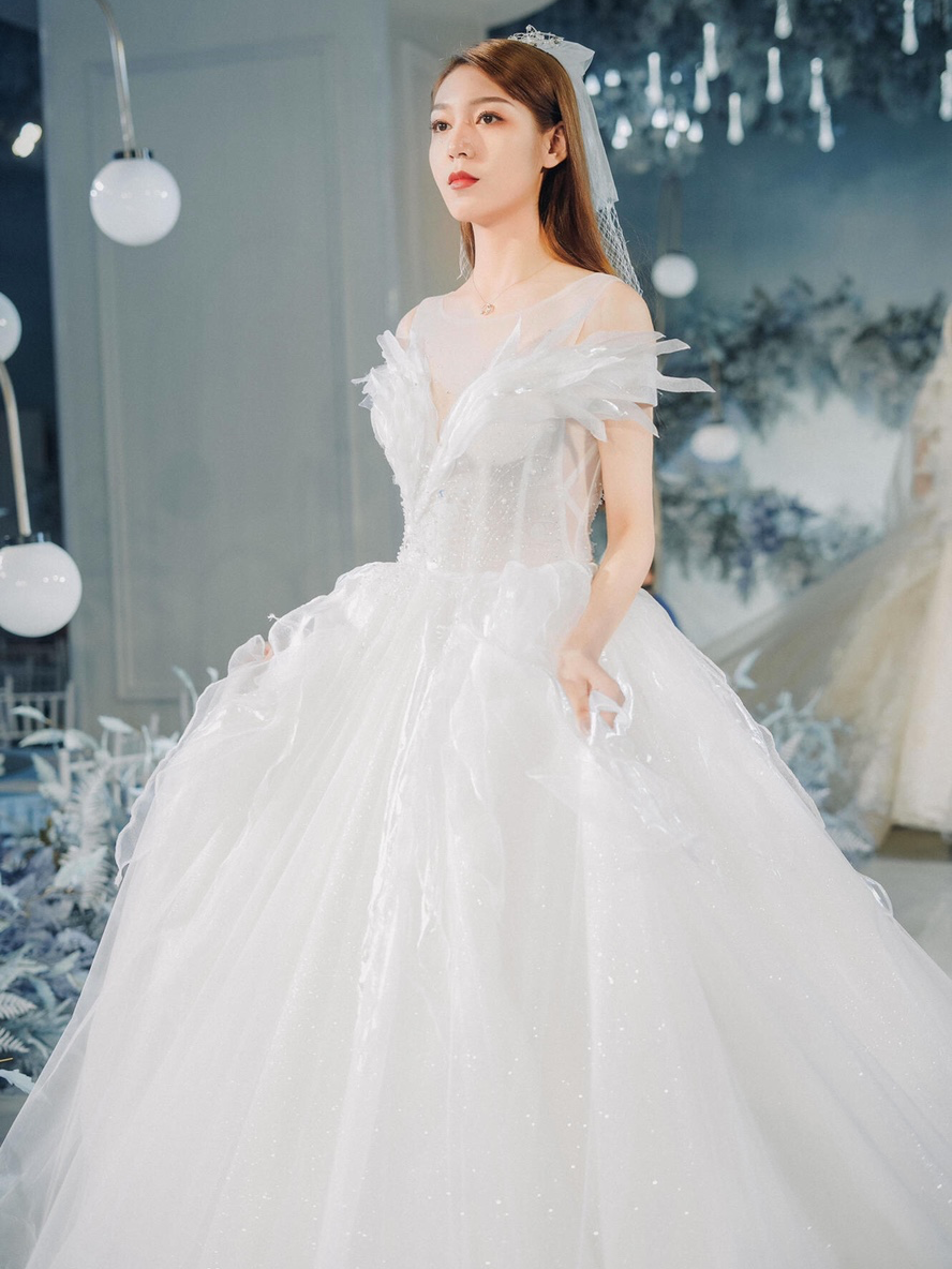米苏经典：婚纱礼服3套+伴郎伴娘服